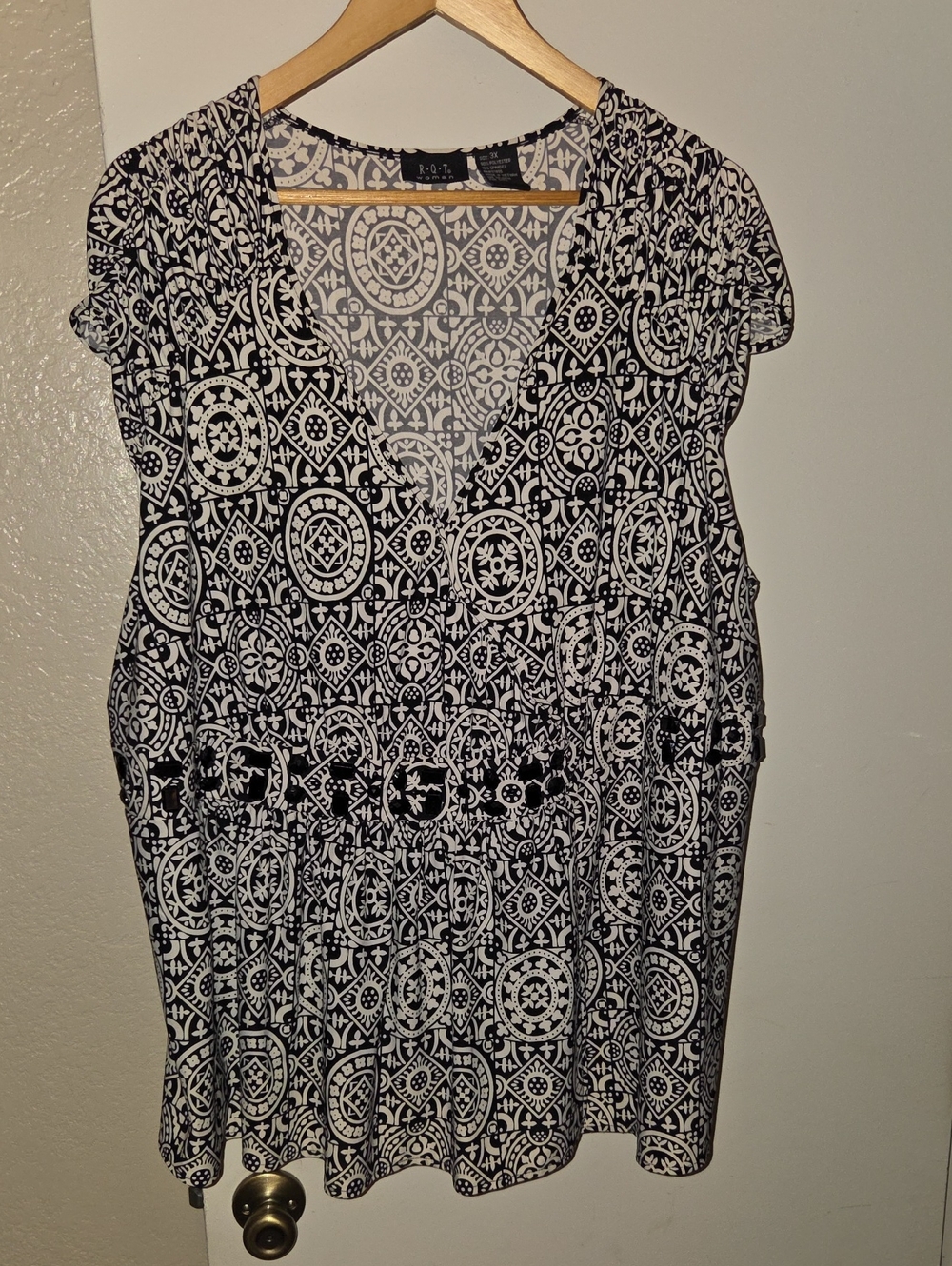 ✨ RQT. Woman Geometric Tile Print V-Neck Top ✨